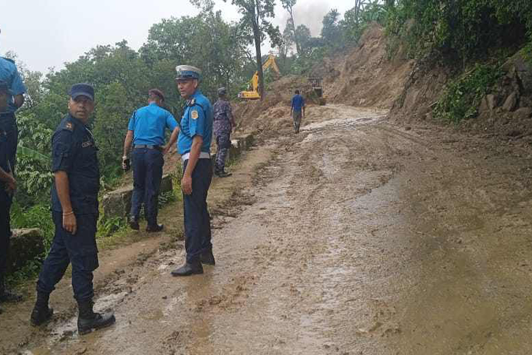 भिमदत्त राजमार्ग पाँच दिनदेखि अवरुद्ध, नयाँ ट्रयाक खुलेपनि गाडी चलेनन् 